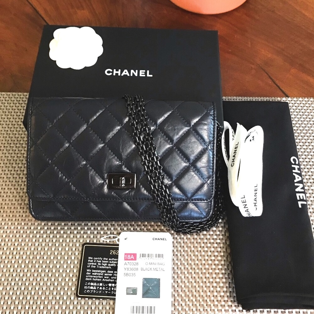 !!SOLD!! CHANEL reissue WOC wallet on Chain - Picture 4 of 12